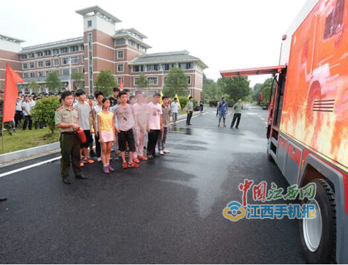 宜春消防支隊(duì)深入宜春中學(xué)開展消防知識進(jìn)軍訓(xùn)活動(dòng)