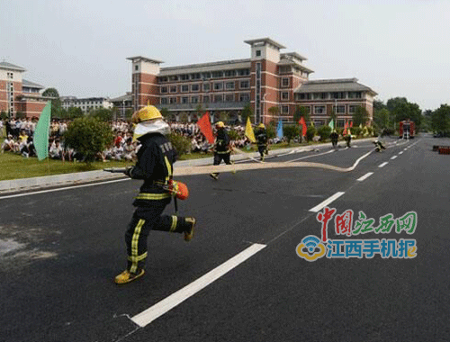 宜春消防支隊(duì)深入宜春中學(xué)開展消防知識進(jìn)軍訓(xùn)活動(dòng)
